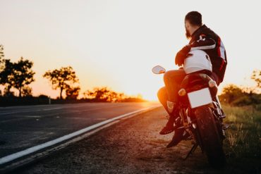 夕日とライダー